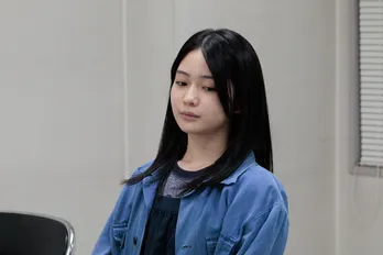 白鳥玉季“ほたる”、及川光博“玄一”に大金を示す姿に驚愕…「奇妙なホーム&ラブコメの予感大」の声<ぼくたちん家>