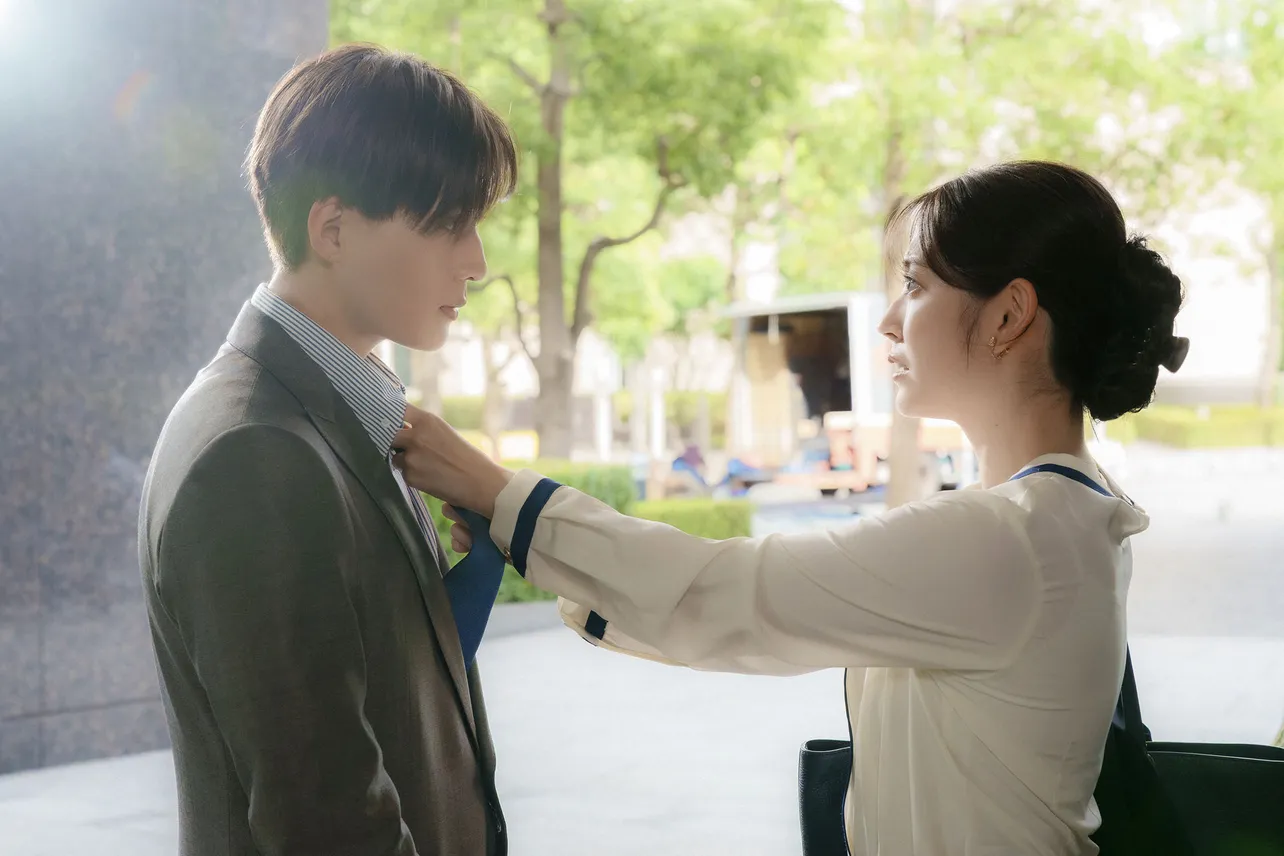 【写真】旬(八木勇征)のネクタイを緊張しながら直す愛衣(鈴木愛理)