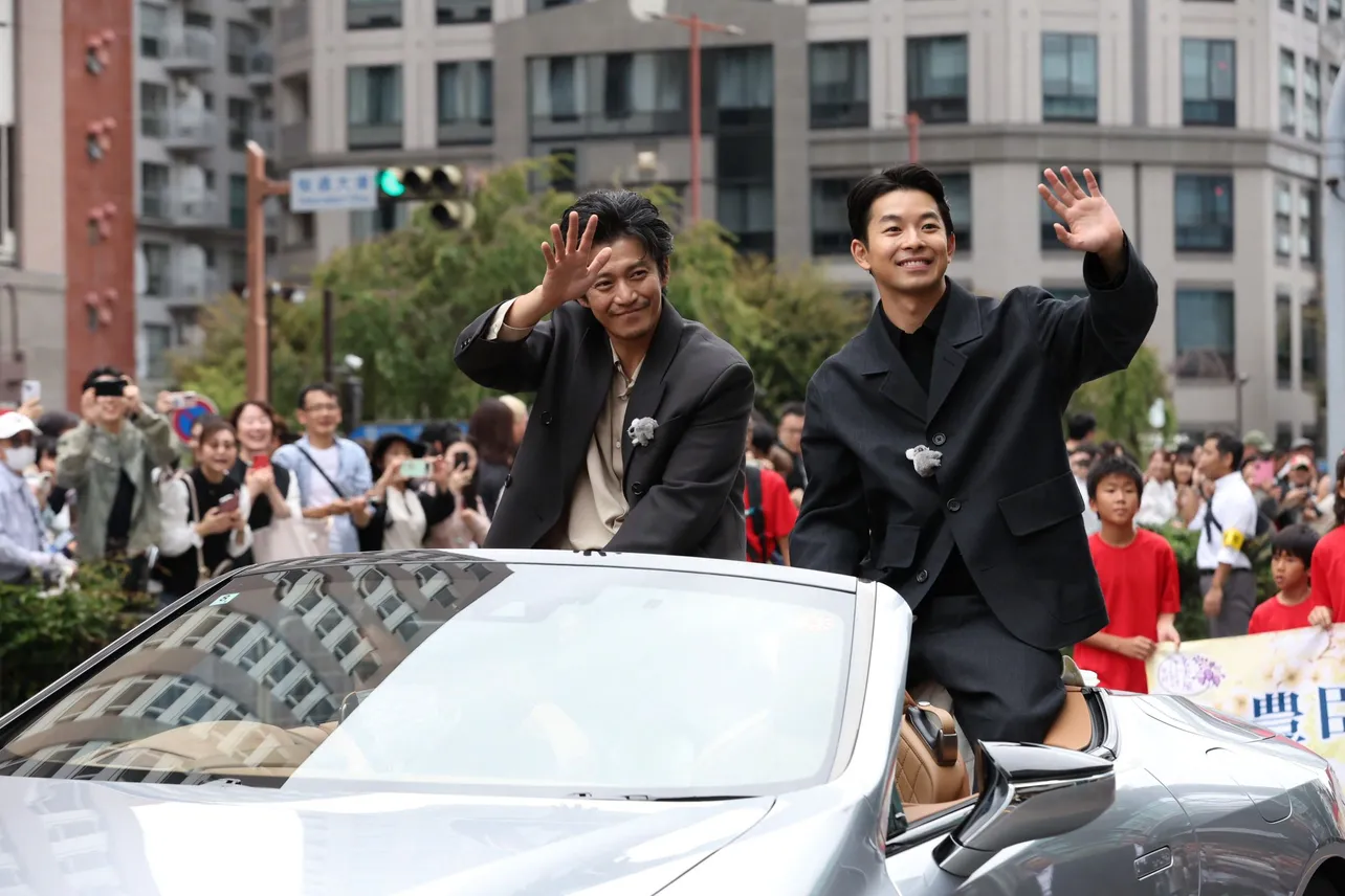【写真】沿道の観客たちに笑顔で手を振る仲野太賀＆小栗旬