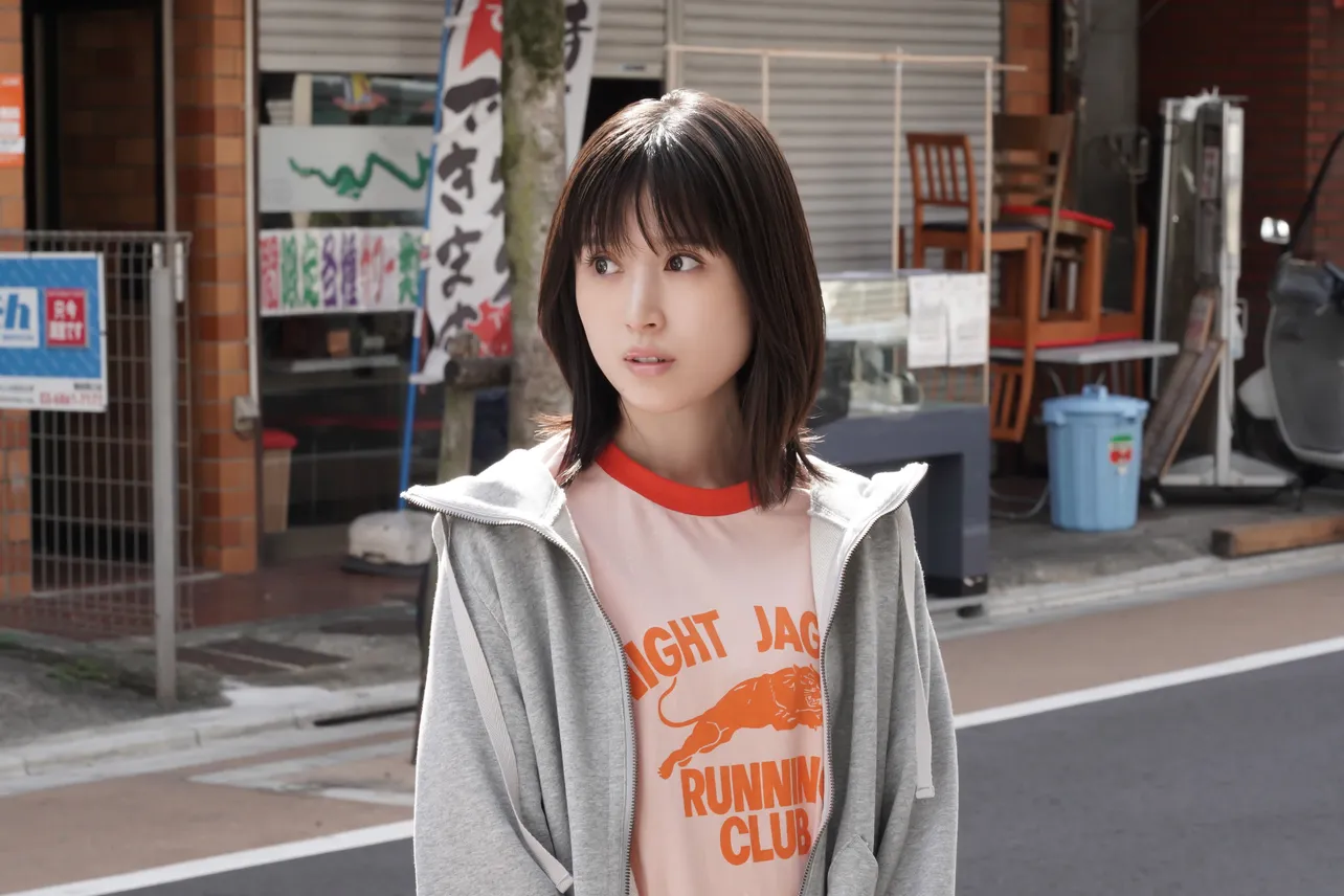 【写真】透明感が際立つ…大きな瞳で視線を向ける福本莉子