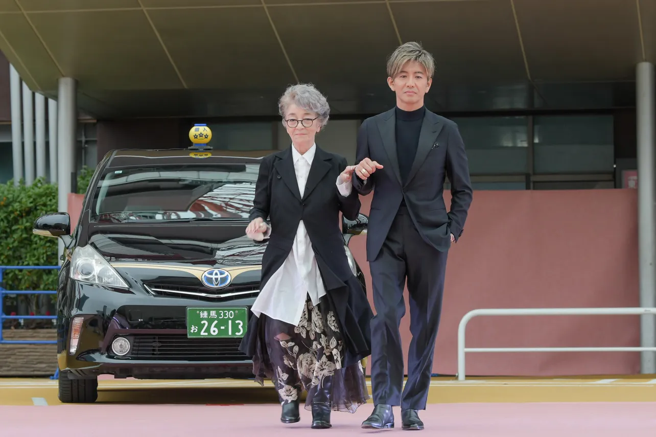【写真】倍賞千恵子をエスコートする木村拓哉がカッコいい…