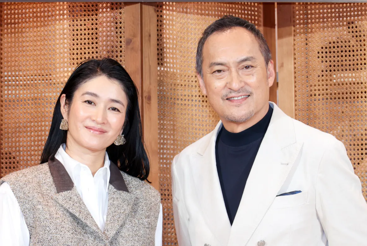 ブルネロ クチネリ銀座店のリニューアルオープンセレモニーに登場した小雪、渡辺謙(写真左から)