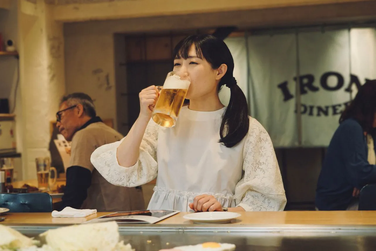 ビールをグイッ！ワカコ(武田梨奈)のいい飲みっぷりが再び
