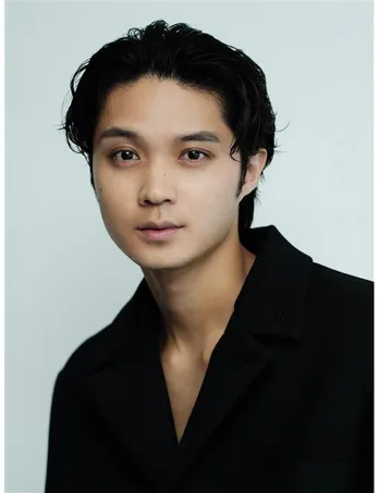 磯村勇斗がコミカルな足取りを披露、地元銘菓のPRに「感慨深い」