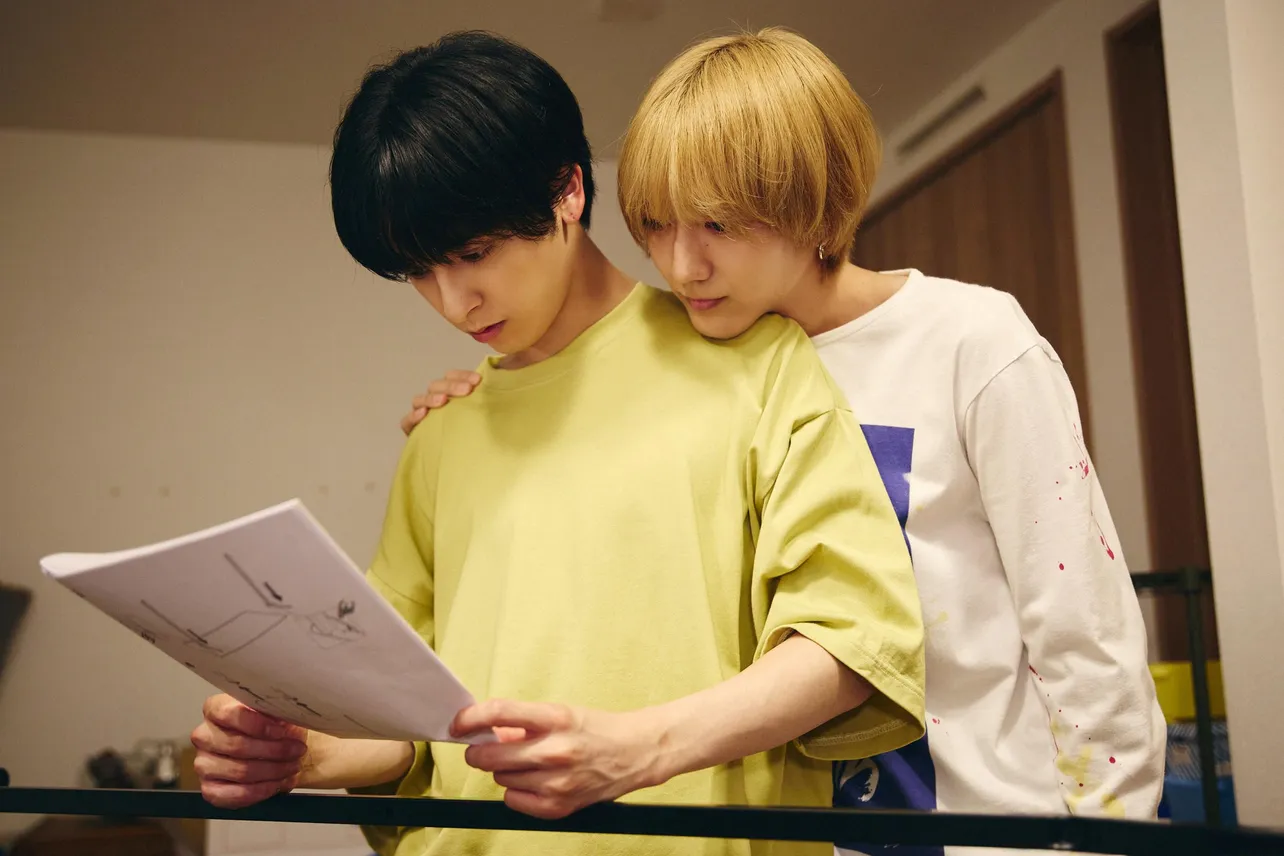 【写真】白崎(新原泰佑)の肩を抱き、顎を乗せる羽山(駒木根葵汰)