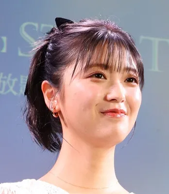 工藤美桜 、猫の写真に顔を近づけ笑顔を見せるオフショットに「どっちもかわいい〜」の声<コーチ>