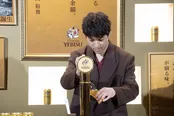 「ヱビスビール　黄金のBAR」で初注ぎを披露する山田裕貴