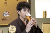 「ヱビスビール」をおいしそうに飲む山田裕貴