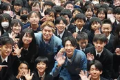 【写真】生徒たちに囲まれるヒロミ＆相葉雅紀