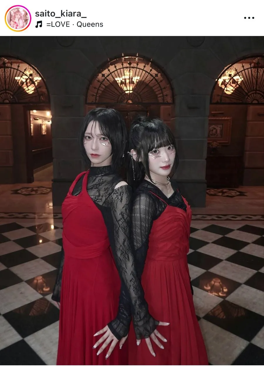 齋藤樹愛羅&野口衣織、赤と黒のシックな雰囲気で並び立つ