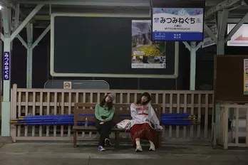 岩本蓮加“先輩”&冨里奈央“後輩”、原稿完成を祝して散財からの“逃避行”「史上最高にチルいドラマ」の声<ふたりエスケープ>