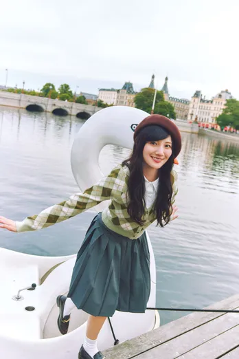 日向坂46河田陽菜、スワンボートを前に笑顔が弾ける…2nd写真集からキュートな先行カット公開