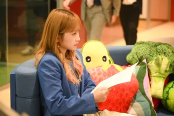 川栄李奈“茉海恵”は池村碧彩“いろは”とピクニックに行く約束をするが、思わぬトラブルに見舞われる<フェイクマミー>