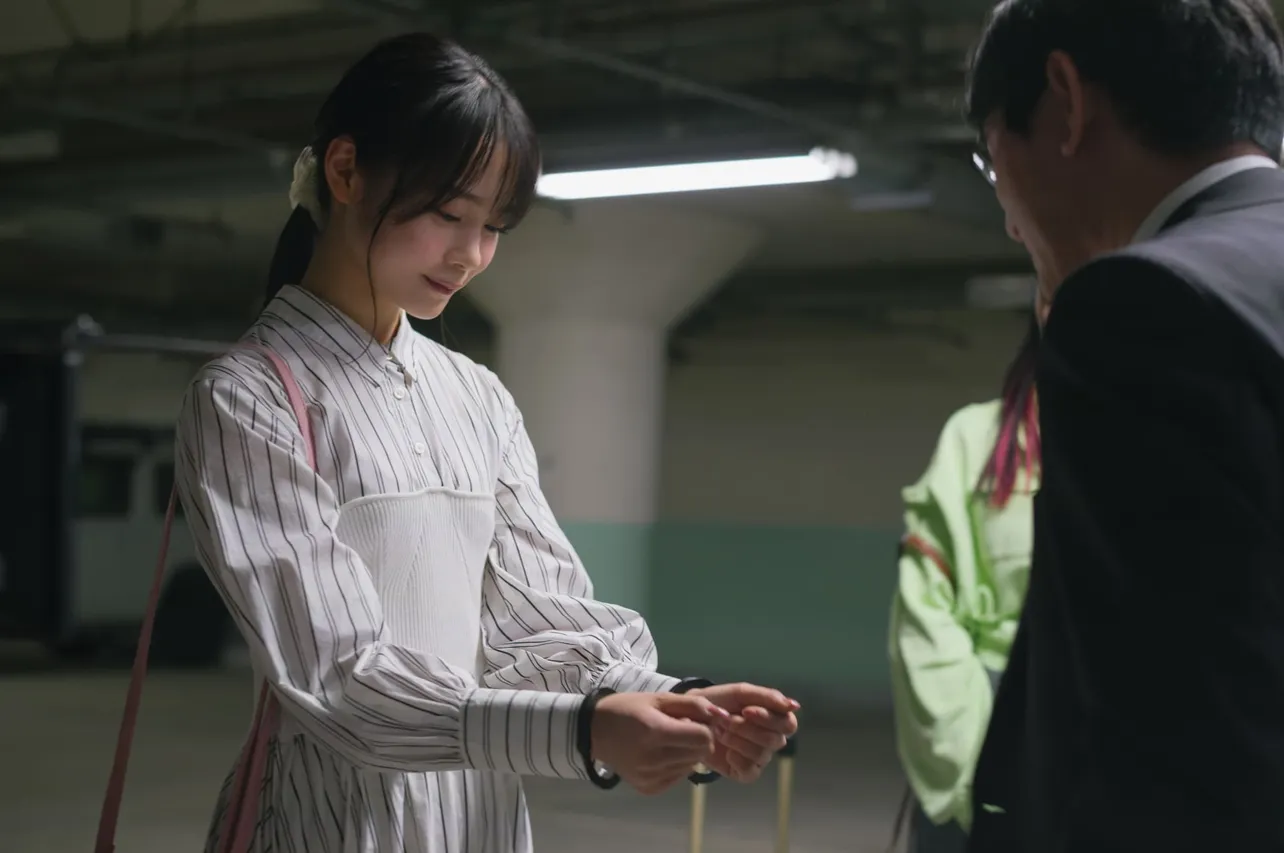 【写真】手錠をかけられてしまうイズミ(林芽亜里)