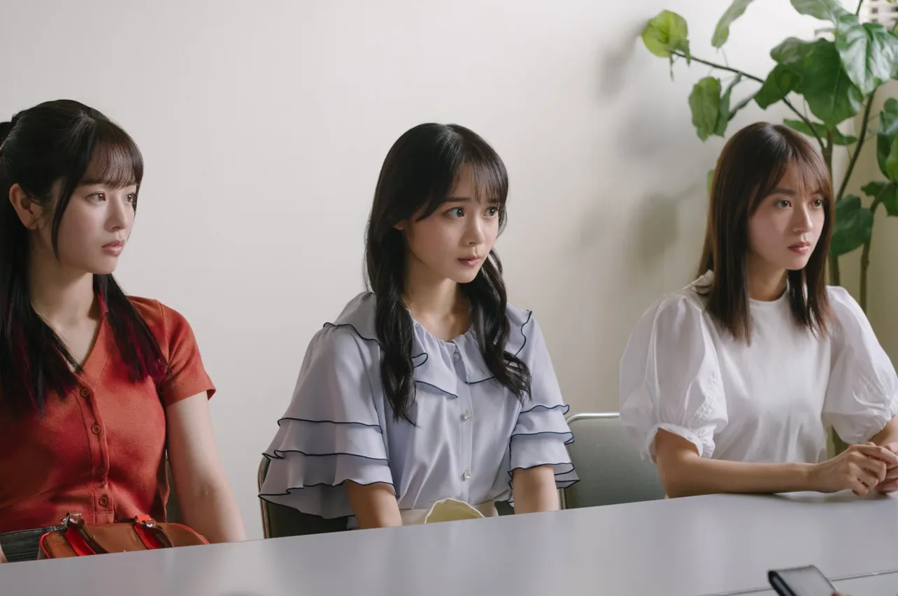 左からテルマ(横田真悠)、イズミ(林芽亜里)、ルイ(田辺桃子)