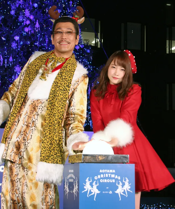 「エイベックスビル クリスマスツリーイルミネーション点灯式」に登壇したピコ太郎と川栄李奈