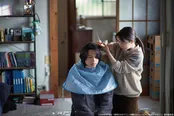 【写真】藤沢さん(上白石萌音)と山添くん(松村北斗)の距離が縮まるきっかけとなった散髪シーン