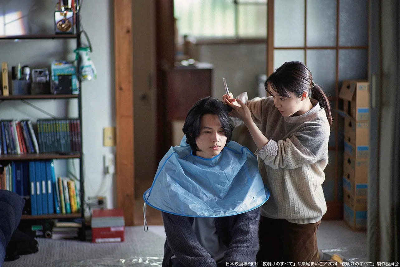 【写真】藤沢さん(上白石萌音)と山添くん(松村北斗)の距離が縮まるきっかけとなった散髪シーン