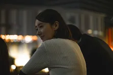 波瑠“薫”、正体バレの危機に視聴者騒然「探偵すぎる」「先生超えて刑事」<フェイクマミー>