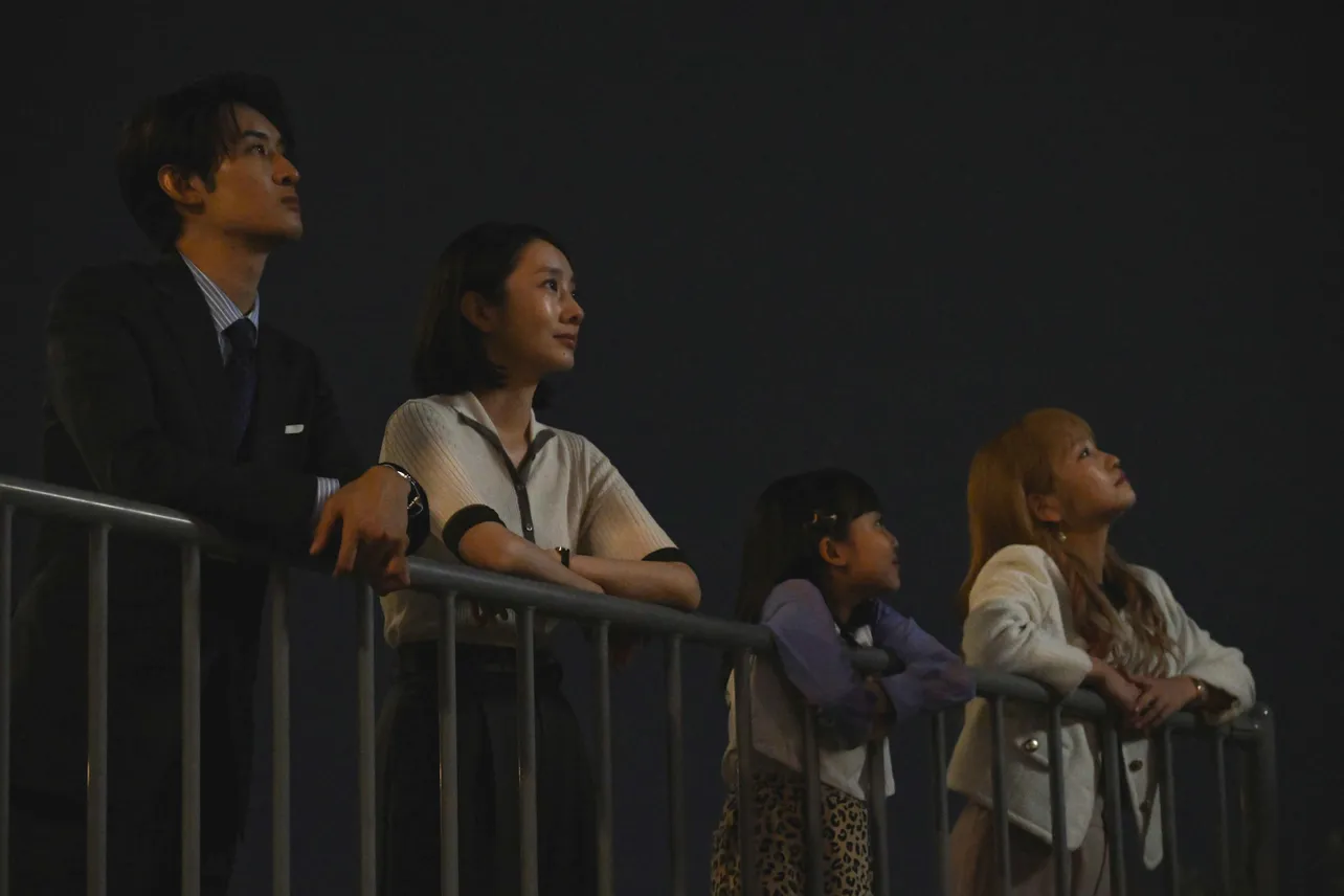 【写真】星空を見上げる竜馬(向井康二)・薫(波瑠)・茉海恵(川栄李奈)・いろは(池村碧彩)