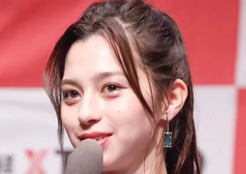 目を伏せて“キス顔”…中条あやみ、デコルテあらわな深紅のオフショルドレス姿に「お姫様」の声<じゃあ、あんたが作ってみろよ>