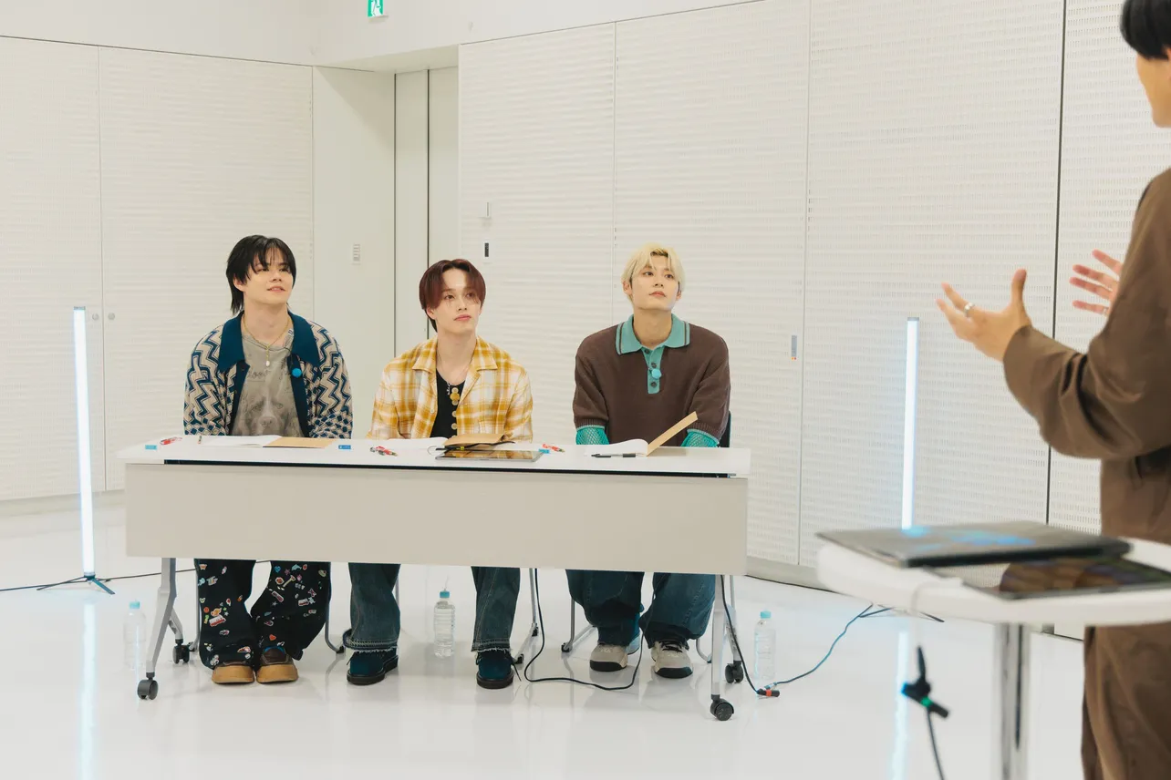 【写真】ちょこんと座って教わるカイ、マサヒロ、アロハ