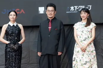 「東京国際映画祭」が開幕、レッドカーペットに黒ドレスの柴咲コウ、花柄ドレスの満島ひかりが2度にわたって登場