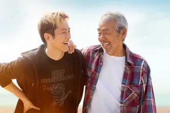 寺尾聰×松坂桃李が紡ぐ奇跡の実話「父と僕の終わらない歌」DVD&BDの特典映像に舞台挨拶/インタビュー映像など収録