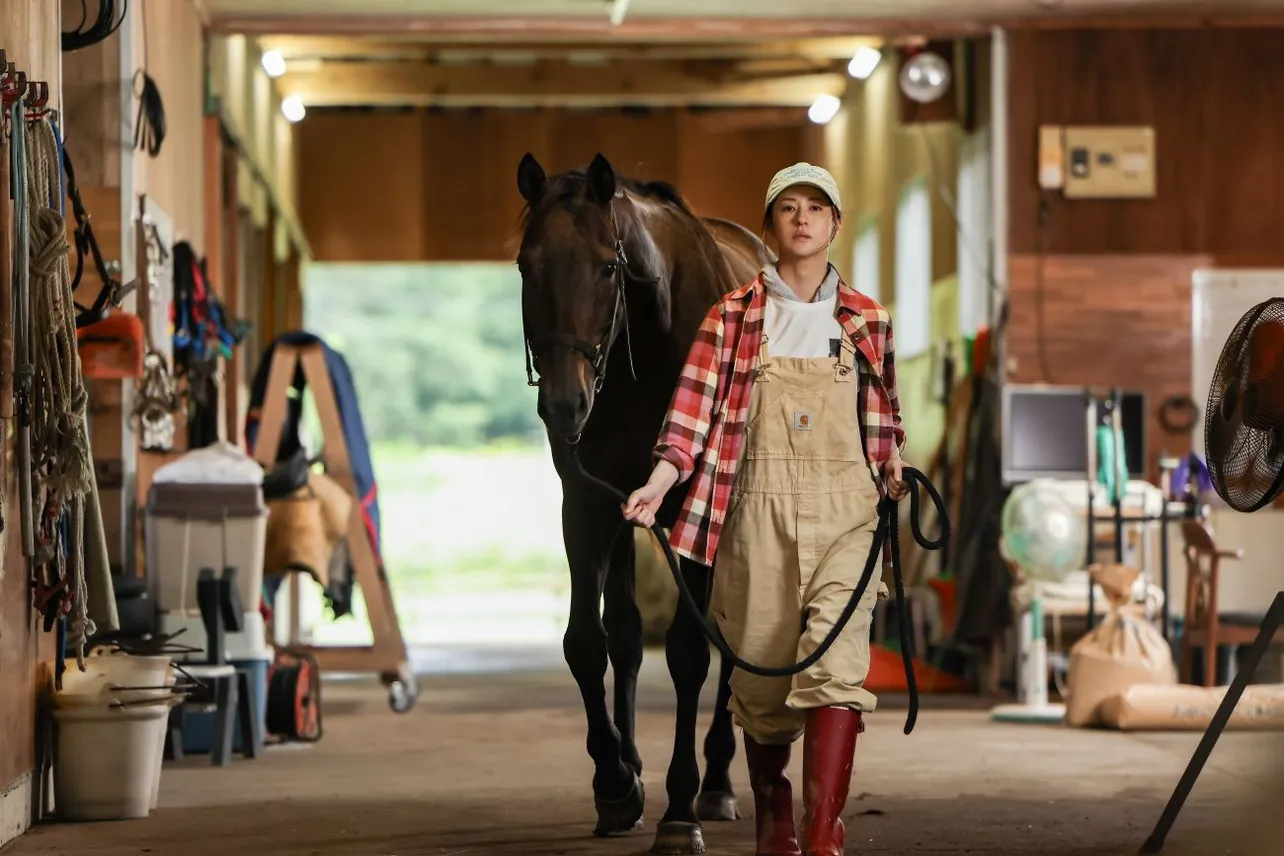 【写真】馬の世話をする加奈子(松本若菜)