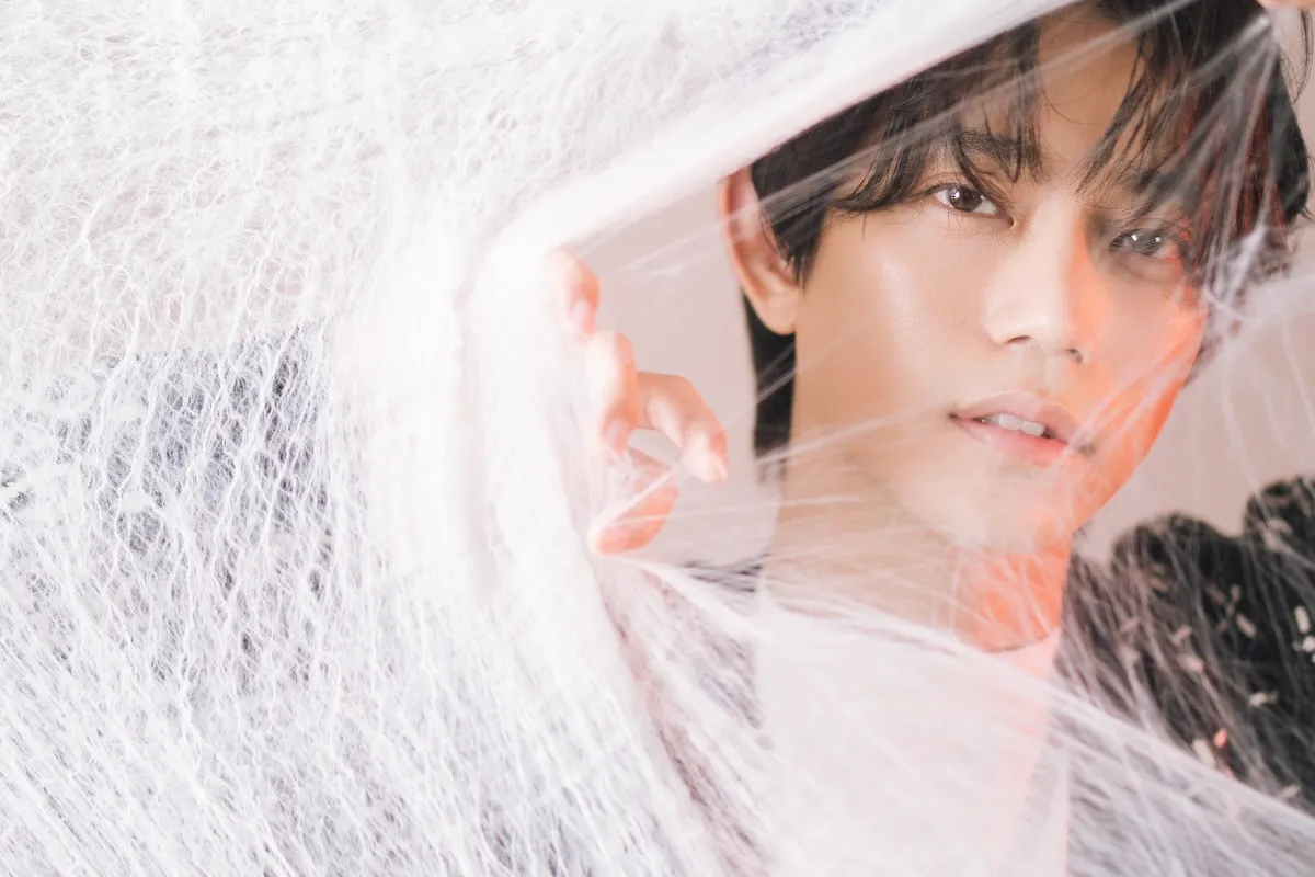 【写真】ハロウィンをイメージして、蜘蛛の巣(?)から顔をのぞかせる高橋健介