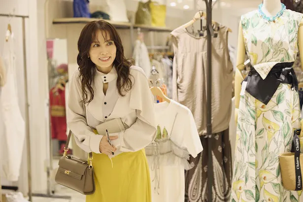 【写真】野北(白洲迅)の気持ちを知りながら振り回す郁子(市川由衣)