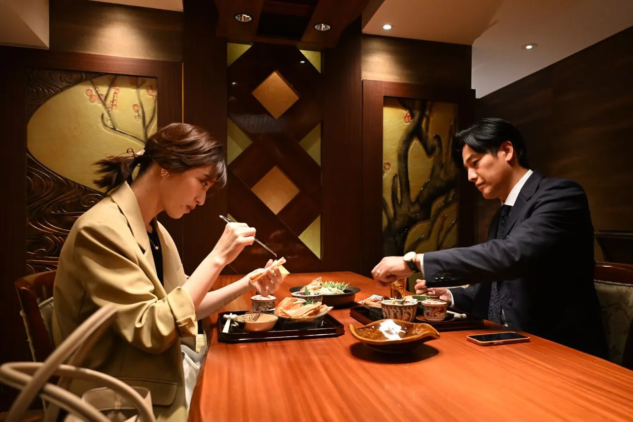 真琴(中村ゆり)の夫・利人(要潤)と利人の妹で真琴の親友でもある彩芽(月城かなと)