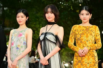 南沙良、出口夏希、吉田美月喜が三者三様の華やかな衣装でレッドカーペットへ<東京国際映画祭>