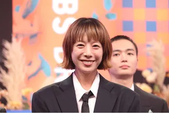 夏帆、ピンクのシャツに白のエプロン姿がエモすぎる「おしとやか」「めっちゃかわいい」の声<じゃあ、あんたが作ってみろよ>