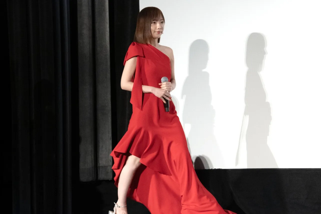 鮮やかな真っ赤なドレスで登壇した齊藤京子