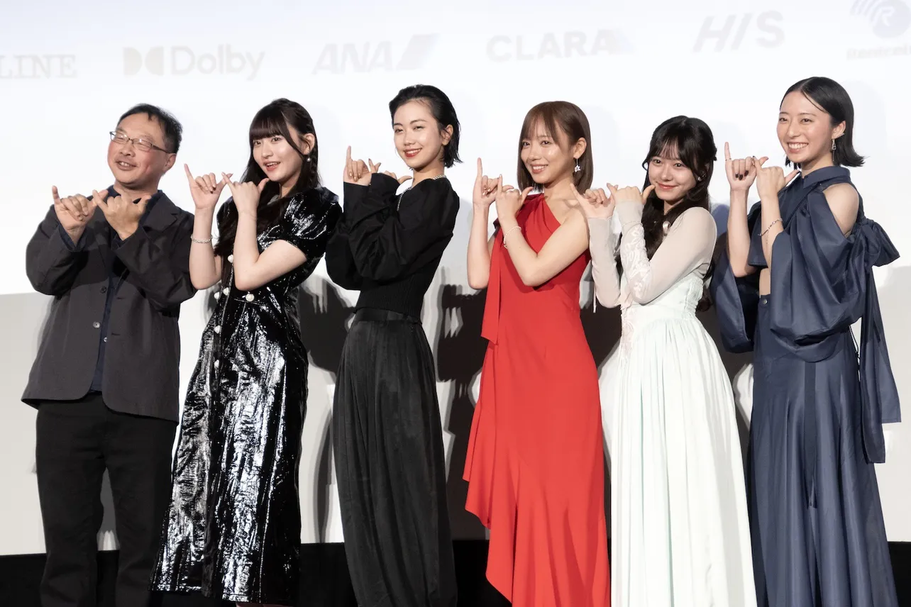 (左より)深田晃司監督、桜ひなの、小川未祐、齊藤京子、仲村悠菜、今村美月