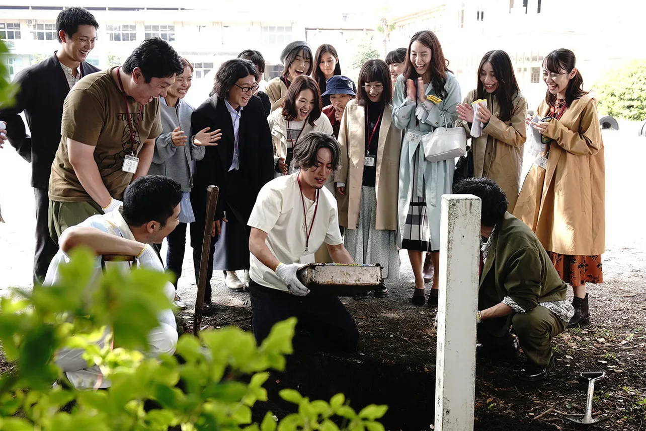 【写真】高木(間宮祥太朗)がタイムカプセルを掘り起こす様子を同級生が見守る