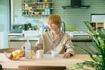 駒木根葵汰“羽山”、新原泰佑“白崎”が互いに「触りたい」とつぶやく姿が切ない「遠距離恋愛すぎる」の声＜２５時、赤坂で２＞