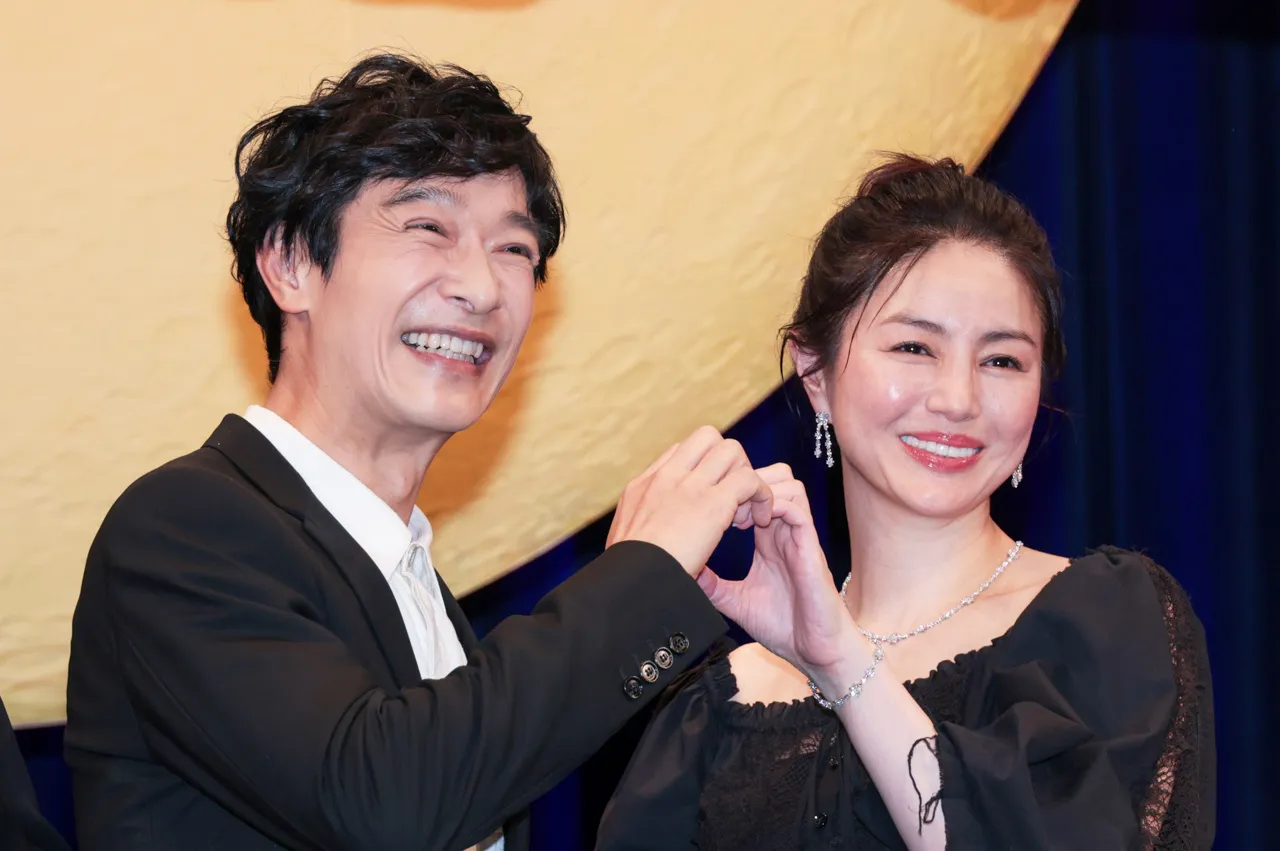 映画「平場の月」完成披露試写会に登壇した堺雅人と井川遥(写真左から)