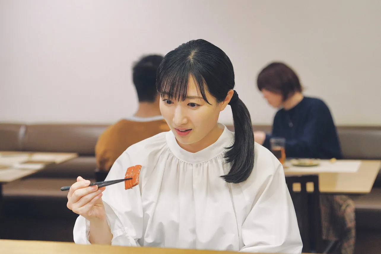 【写真】ワカコ(武田梨奈)は繊細な包丁技が施されたこんにゃくステーキに感動