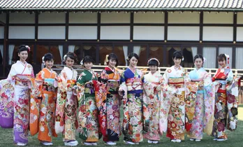 にこるん、今年を表す漢字は「ヤ」!? オスカーの若手美女10人が晴れ着を披露！