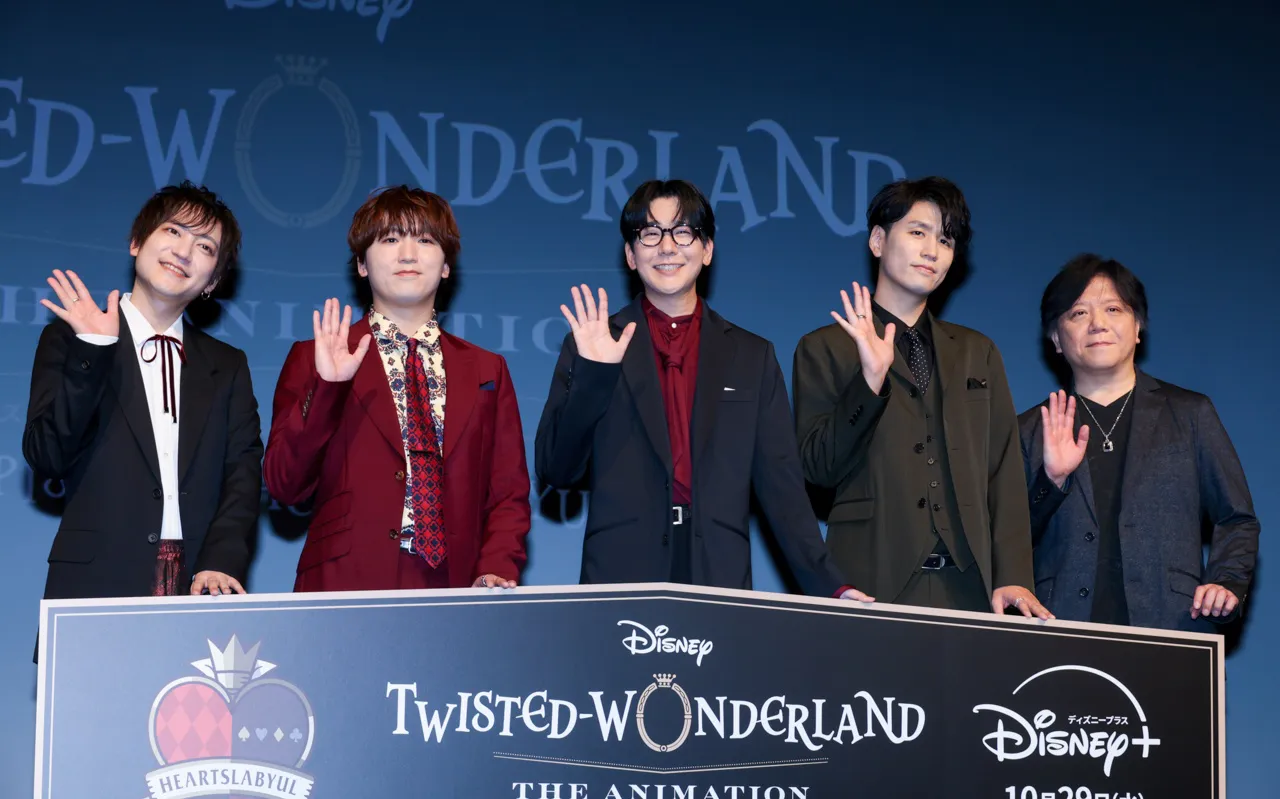 【写真】“真紅の暴君”もニッコリ…！花江夏樹らボイスキャスト陣が笑顔で手を振るショット