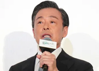 光石研、カチンコで遊ぶお茶目なメイキング動画が「楽しそうで良いなー!」と反響<ぼくたちん家>