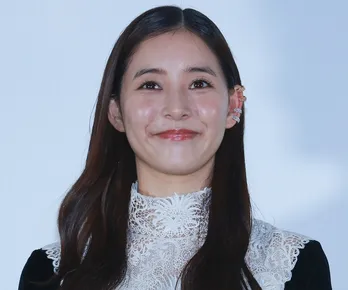 新木優子、何気ない撮影の合間に笑顔でピースをするオフショットに「かわいい&綺麗&素敵」と反響<良いこと悪いこと>