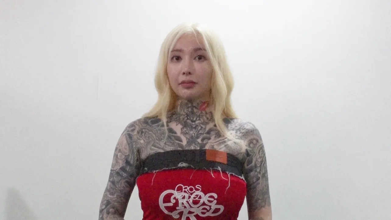 【写真】 全身タトゥーの美人彫り師