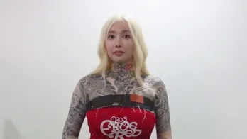 全身タトゥーの美人彫り師に密着 生きる意味を失った過去「自分の体にタトゥーを彫ることで活力に」<ダマってられない女たち 2>