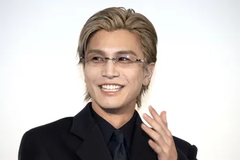 岩田剛典、ジョークで会場を和ませるも英語通訳で訳されてしまい「恥ずかしいよ」と照れ笑い<金髪>