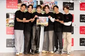 【写真】SHOW-WA、全員でカレンダーをアピール