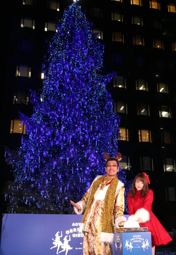 ピコ太郎と川栄李奈はクリスマスツリー点灯を行った