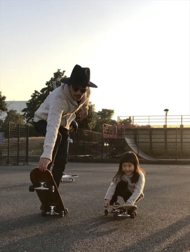 【写真を見る】女の子とスケボーを楽しむ稲垣吾郎